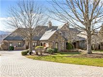 A BEAUTIFUL EUROPEAN TOWNHOME