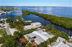 THE BEE COTTAGE - EXPANSIVE WATERFRONT COMPOUND