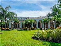 PRESTIGIOUS LAKE CLUB RESIDENCE