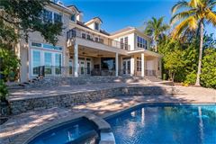 WATERFRONT TROPICAL PARADISE