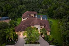 IMPECCABLE INDOOR-OUTDOOR LIVING