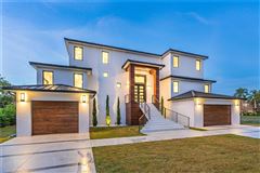 NEWLY CONSTRUCTED MODERN CANAL-FRONT HOME