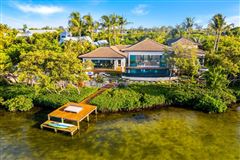 BALINESE-INSPIRED ISLAND HOME