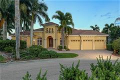 GOLF COURSE AND LAKESIDE LUXURY