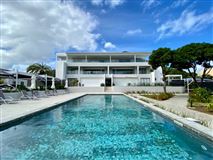 SPACIOUS APARTMENT IN SEA-FRONT RESIDENCE