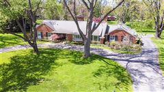 SPRAWLING RANCH SET IN BEAUTIFUL AREA IN BLOOMFIELD HILLS