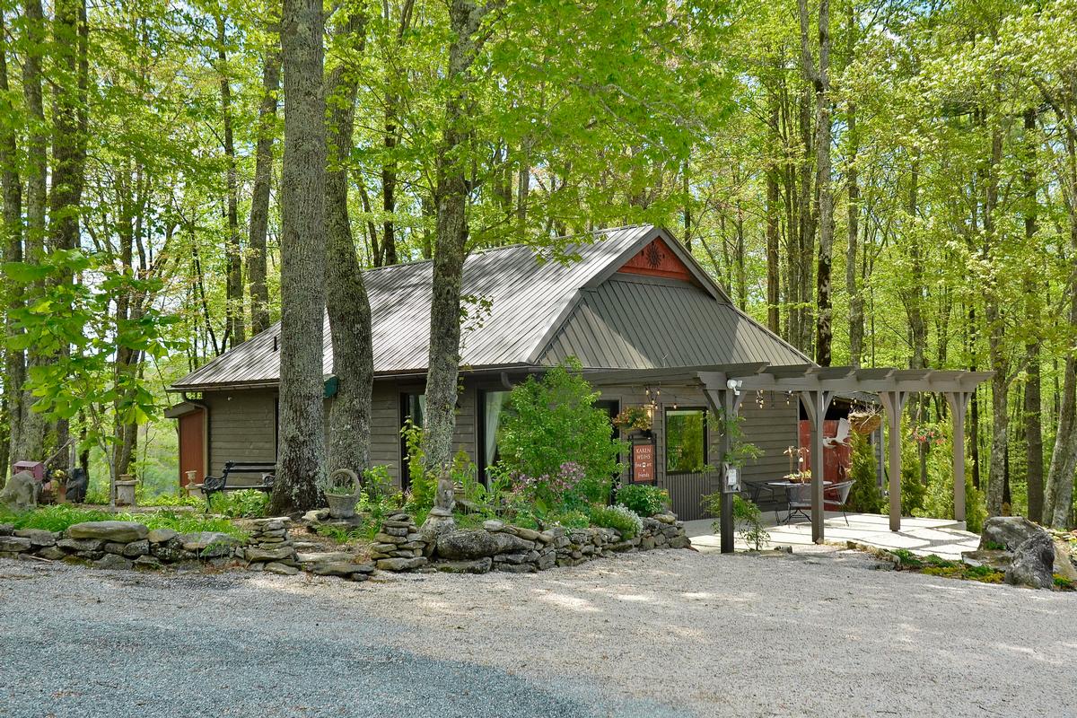 STUNNING FARMHOUSE ON 47 ACRE PRIVATE ESTATE North Carolina Luxury