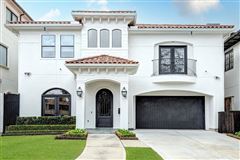 RECENTLY RENOVATED HOME IN EXCLUSIVE GLENDOWER COURT