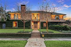 DYNAMIC AND DIGNIFIED HOUSTON HOME