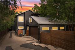 SUPER CHIC, MODERN CONDO IN THE HEART OF ZILKER