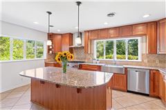 CHARMING MID-CENTURY RANCH