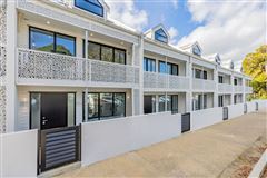 A STUNNING TOWNHOUSE