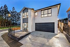 BEAUTIFUL MODERN BRAND NEW HOME ON CORNER SITE