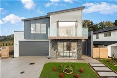 QUALITY FAMILY HOME WITH PICTURE-PERFECT VIEWS