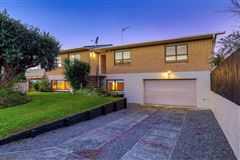 LARGE AND SUNNY FAMILY HOME WITH BEAUTIFUL SEA VIEWS