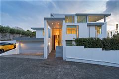 SPACIOUS HOME WITH MAGNIFICENT FINISHES