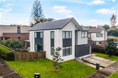A STUNNING FAMILY HOME IN CENTRAL AUCKLAND