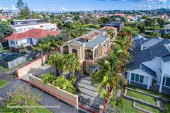 ELEGANT RESIDENCE NEAR THE COAST IN MISSION BAY