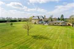 STUNNING CONTEMPORARY COUNTRY HOUSE IN GROUNDS OF 2.5 ACRES