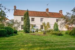 THIS DELIGHTFUL, LATE 18TH CENTURY, GRADE II LISTED PROPERTY SITS CENTRALLY WITHIN A CHARMING VILLAGE