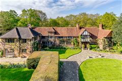 THIS HIDDEN GEM PROVIDES A STUNNING FAMILY HOME