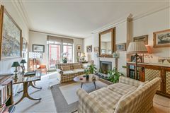 APARTMENT IN HANDSOME PERIOD MANSION