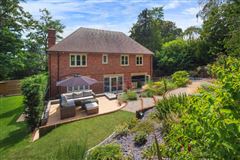 A FINE EXAMPLE OF A DISTINCTIVE MODERN PROPERTY IN HIGHLY SOUGHT AFTER LOCATION