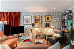 STYLISH TWO BEDROOM APARTMENT ON THE RIVER THAMES
