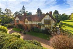 A BEAUTIFUL AND IMPRESSIVE MANOR HOUSE WITH GREAT PRESENCE