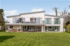A ONE OF A KIND, CONTEMPORARY WATERSIDE PROPERTY WITH A LIGHT, OPEN PLAN LAYOUT