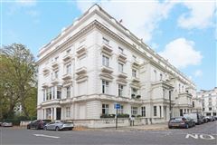 EXCEPTIONAL APARTMENT WITH PHENOMENAL PRIVATE ROOFTOP GARDEN