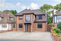 STYLISH FIVE BEDROOM RESIDENCE