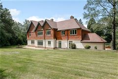 A BEAUTIFULLY APPOINTED COUNTRY HOUSE