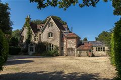 WELL-PROPORTIONED OLD RECTORY WITH AN ANNEXE