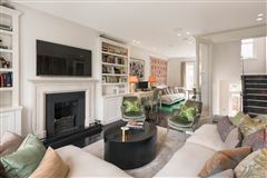 STYLISH FLAT WITH CONTEMPORARY FLAIR