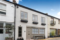 IMMACULATE MEWS HOUSE IN LONDON