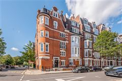 AN IMPRESSIVE APARTMENT SET IN A SOUGHT AFTER AND HISTORIC MANSION BLOCK