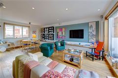 A BEAUTIFULLY PRESENTED MAISONETTE SET WITHIN AN ATTRACTIVE PERIOD BUILDING