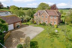 GORGEOUS HOUSE IN A PEACEFUL SETTING AND OFFERING EXCEPTIONAL LONG VIEWS