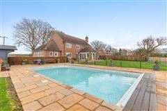 IMPRESSIVE HOME IN PEACEFUL POSITION