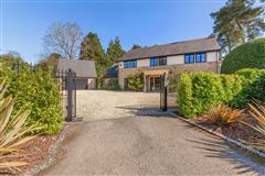 AN IMMACULATE COTSWOLD STONE BESPOKE DESIGNED RESIDENCE