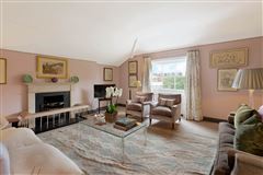 THIS BEAUTIFULLY REFURBISHED APARTMENT ENJOYS ACCESS TO COMMUNAL GARDENS