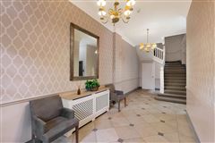 THIS BEAUTIFULLY REFURBISHED APARTMENT ENJOYS ACCESS TO COMMUNAL GARDENS