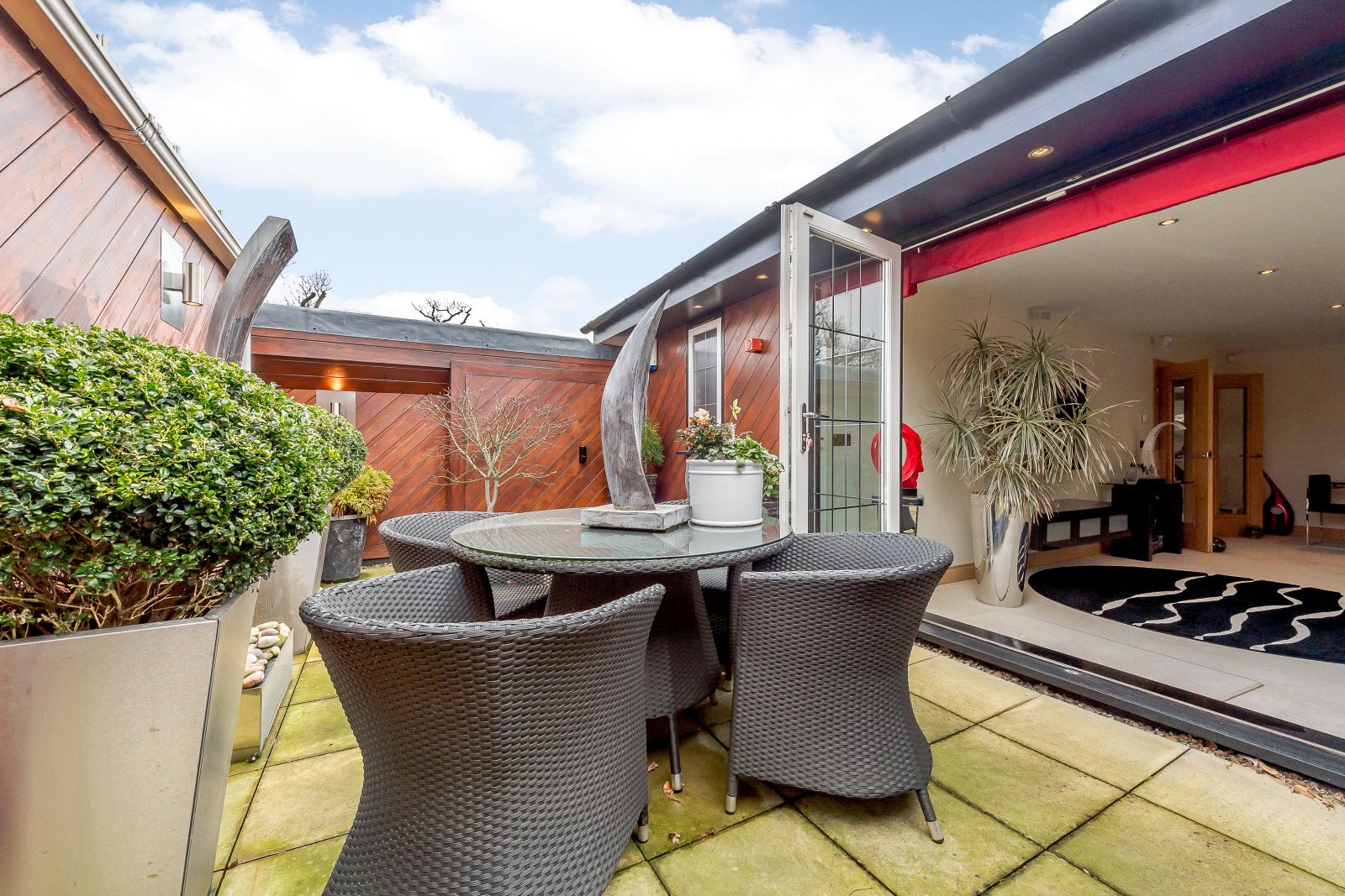 STYLISH SPLIT-LEVEL PENTHOUSE WITH ROOF TERRACE