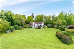 BIGHT AND SPACIOUS HOME IN A BEAUTIFUL SETTING