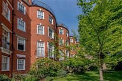 A BEAUTIFULLY PRESENTED LATERAL APARTMENT ON THE THIRD FLOOR OF THIS HIGHLY REGARDED PERIOD BUILDING