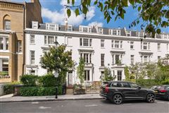 IMPRESSIVE FIVE BEDROOM SOUTH-FACING HOME