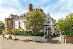 CRONDALL LODGE IS A HANDSOME PROPERTY SENSITIVELY AND TASTEFULLY MODERNISED