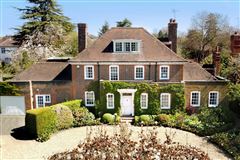 A MAGNIFICENT HOUSE STANDING MAJESTICALLY IN ITS SUBSTANTIAL GROUNDS