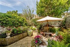 SUBURB TOWNHOME IN SOUGHT-AFTER FULHAM
